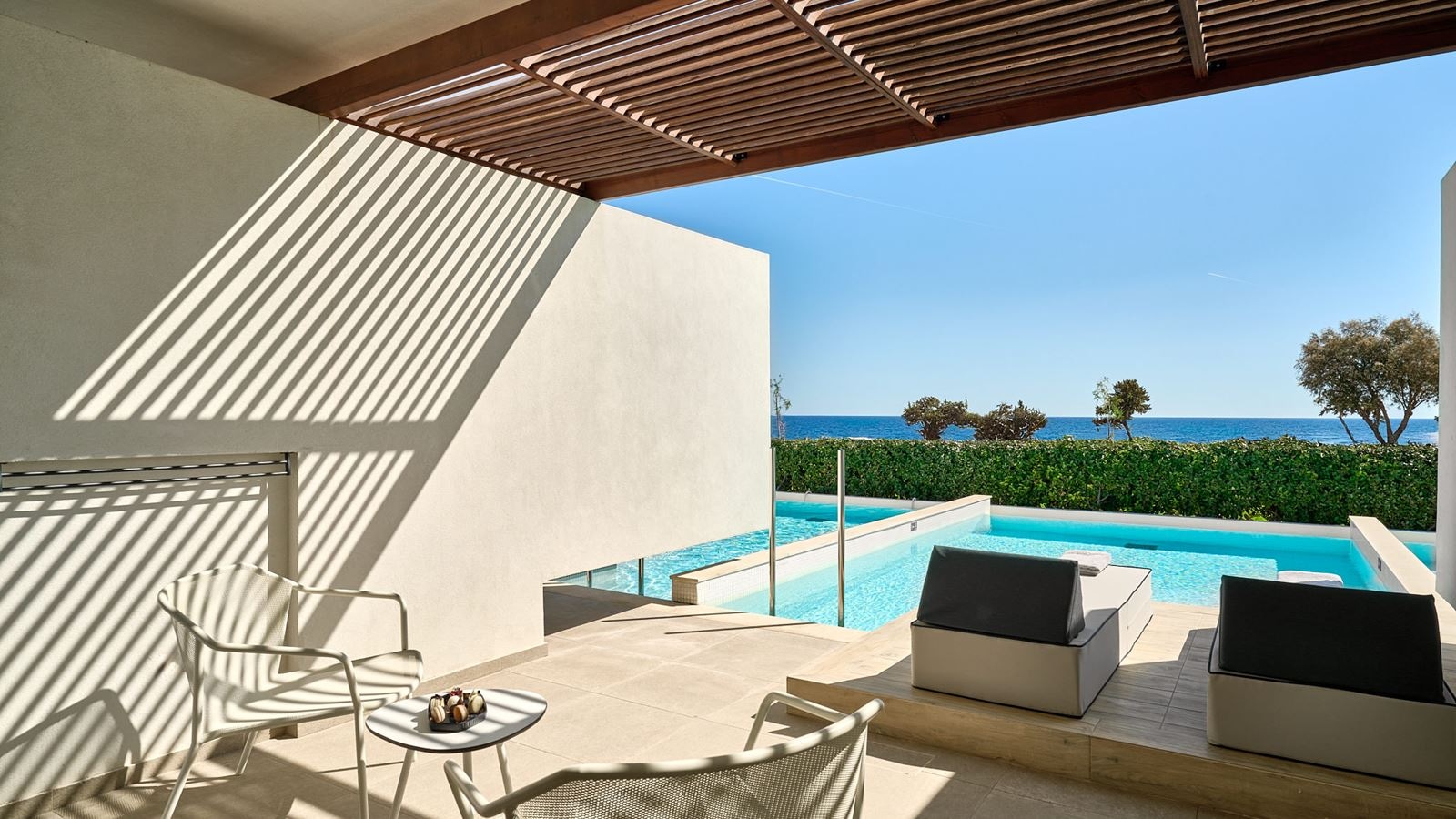 rooms-junior-suite-beachfront-privatepool