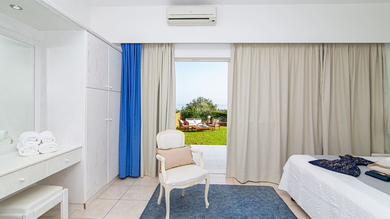 rooms-luxury-one-bedroom-apartment-sea-view-balcony-or-terrace