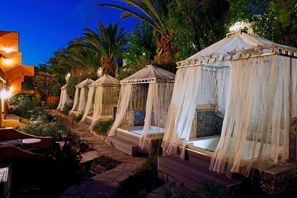 rooms-double-room-private-jacuzzi