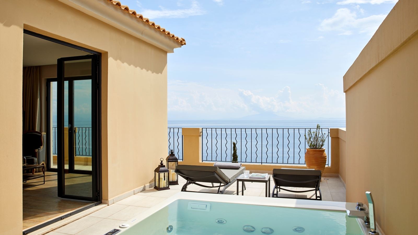 rooms-grand-terrace-deluxe-suite-whirlpool