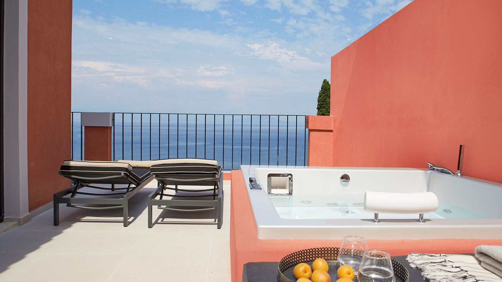 rooms-grand-terrace-junior-suite-sea-view-with-whirlpool