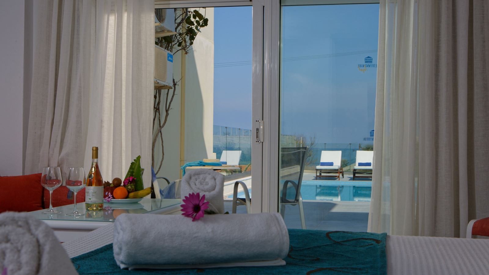 rooms-1bedroom-suite-with-sea-view-and-private-pool