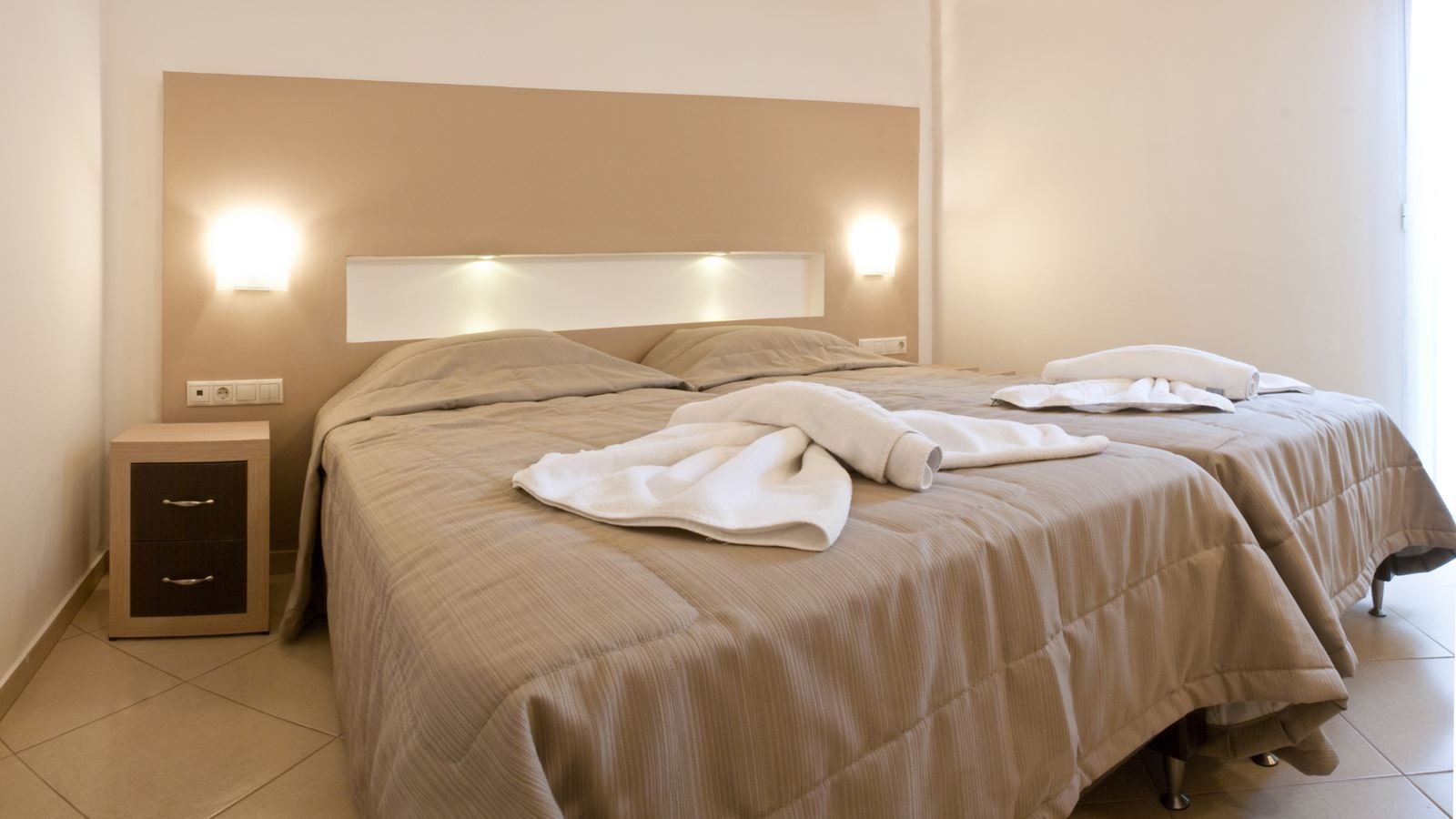 rooms-apartment-1-bedroom-with-living-room