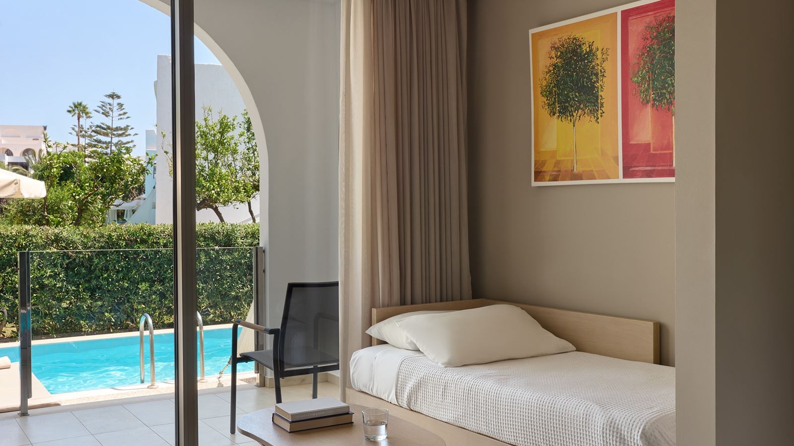 rooms-family-room-swim-up-inland-view