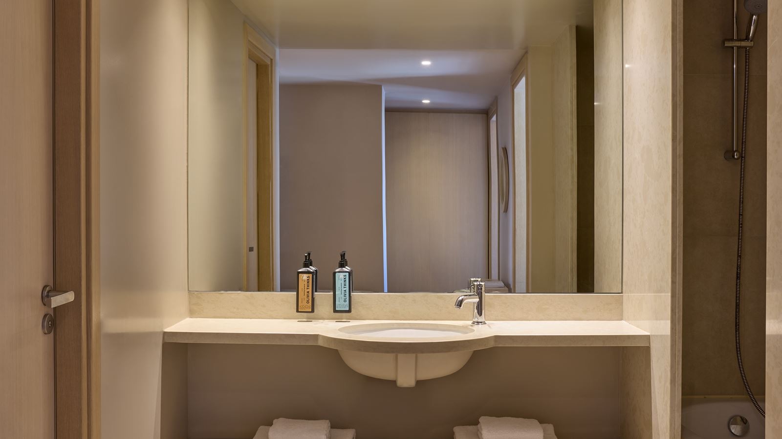 rooms-family-room-swim-up-inland-view