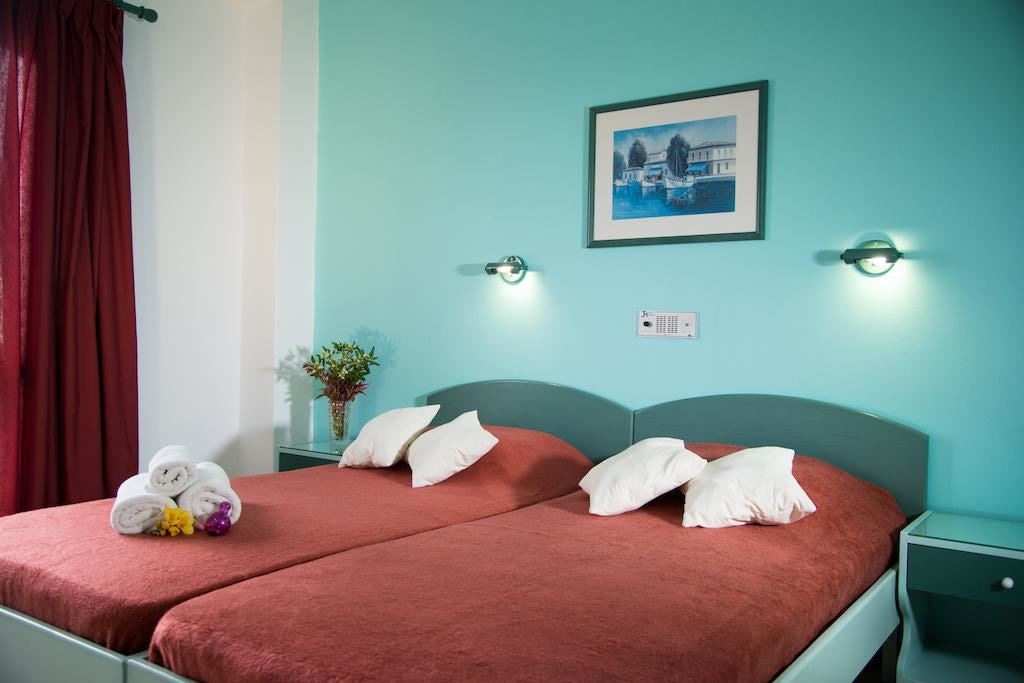 rooms-studio-standard-double-balcony-or-terrace-gardenview