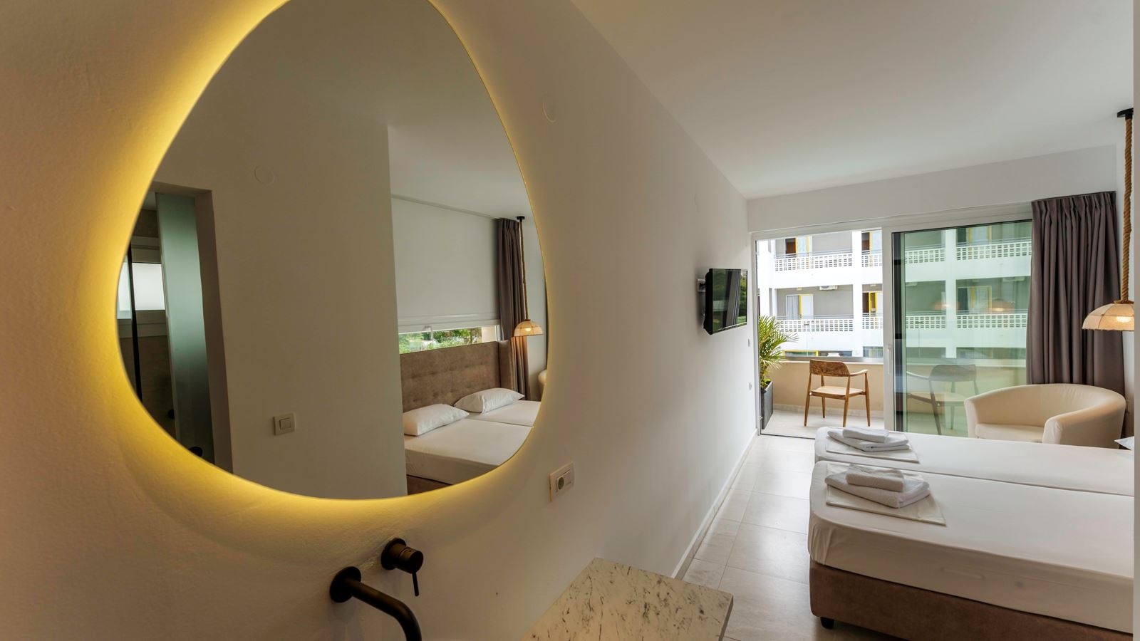 rooms-room-deluxe-twin-balcony-or-terrace