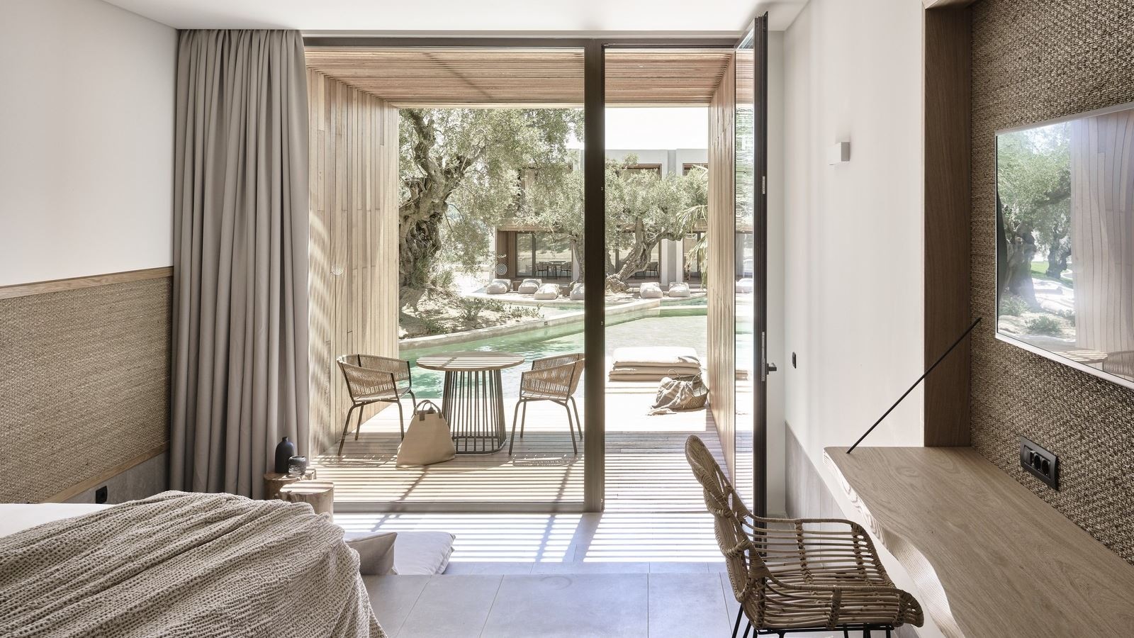 rooms-superior-water-suite-pool-view