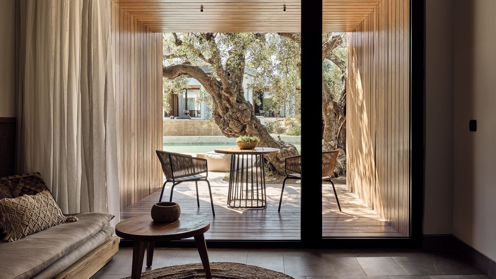 rooms-superior-suite-swim-up-pool-view