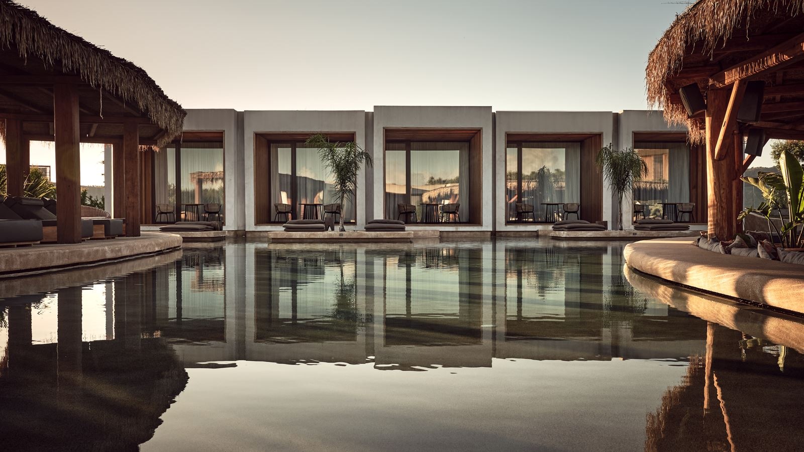 rooms-superior-water-suite-pool-view