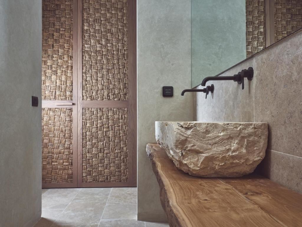 rooms-junior-suite-pool-view