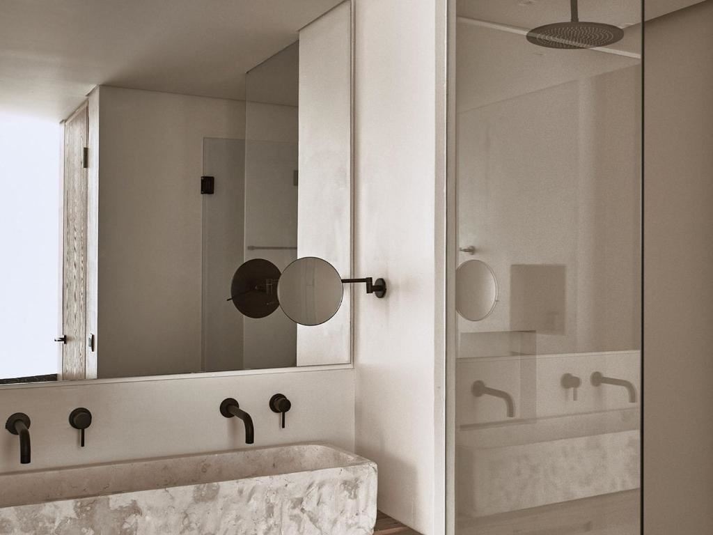 rooms-superior-water-suite-pool-view