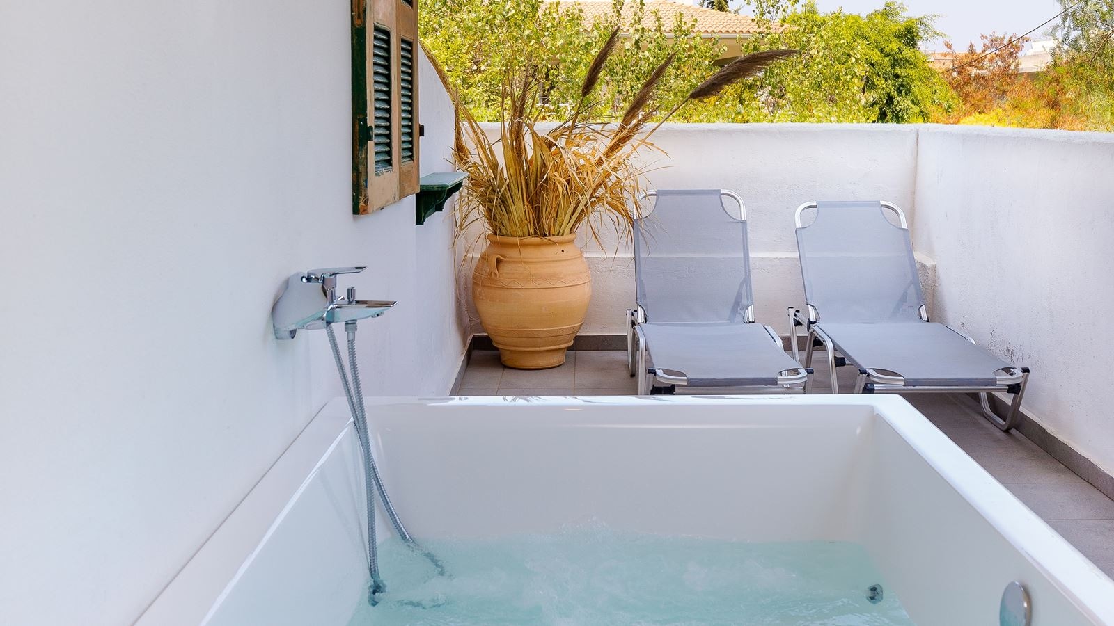 rooms-classic-room-with-jacuzzi-balcony