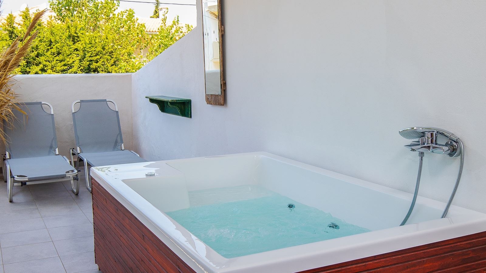 rooms-classic-room-with-jacuzzi-balcony