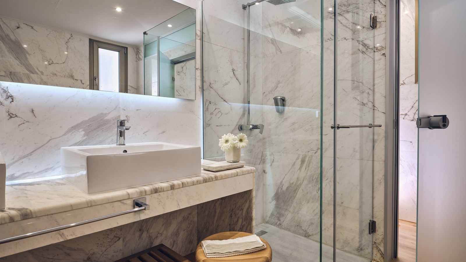 rooms-superior-suite-waterfront-sea-view