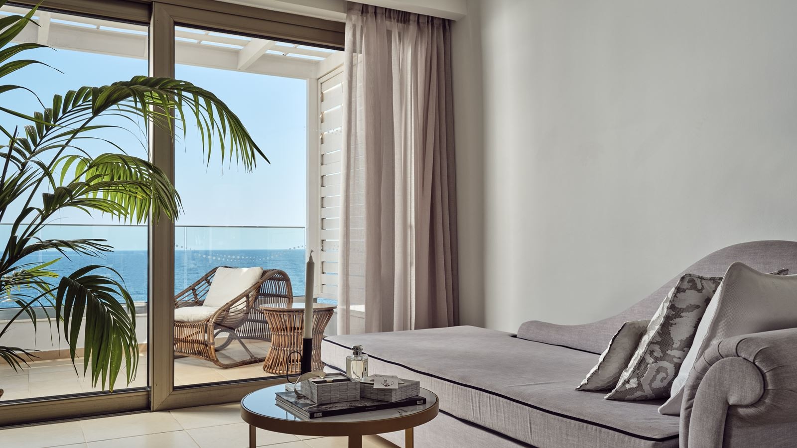 rooms-superior-suite-waterfront-sea-view