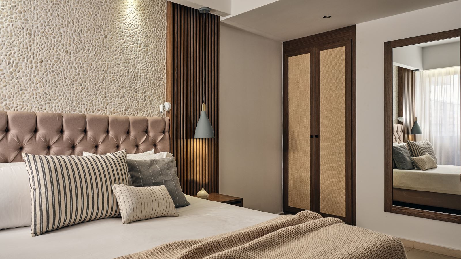 rooms-superior-suite-waterfront-sea-view