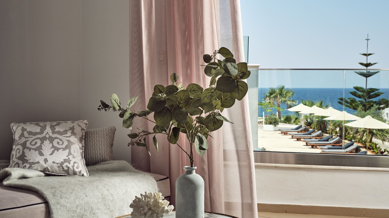 rooms-superior-double-sharing-pool-sea-view-single-use