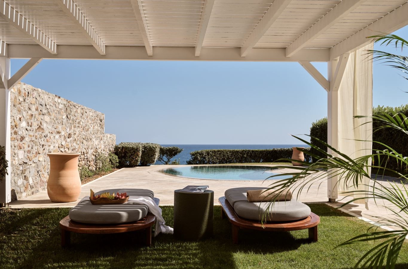 rooms-royal-luxury-waterfront-suite-with-private-pool