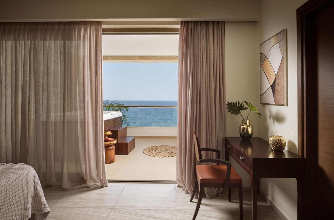 rooms-royal-superior-suite-waterfront-with-jacuzzi-on-balcony