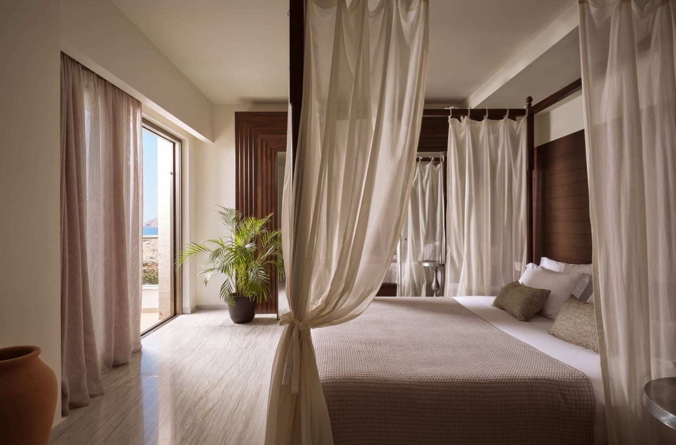 rooms-presidential-waterfront-suite-with-private-pool