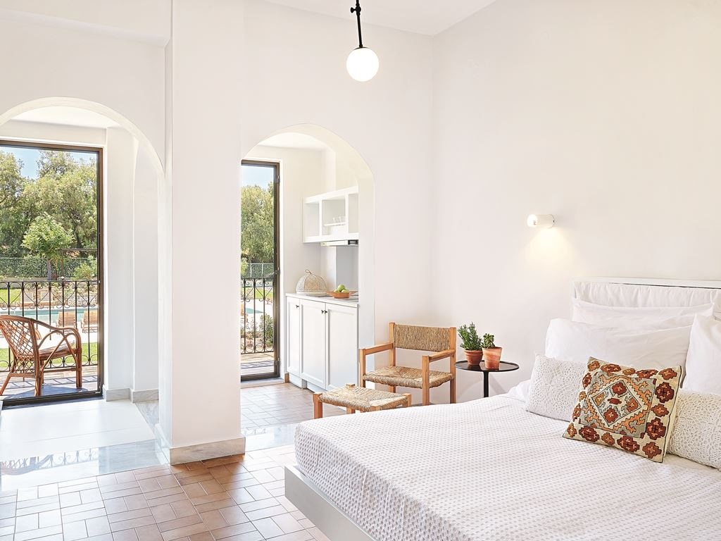 rooms-deluxe-guest-room-pool-view-or-garden-view