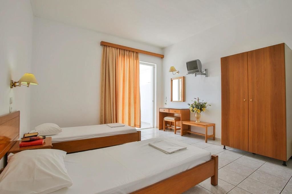 rooms-double-room-pool-view-balcony