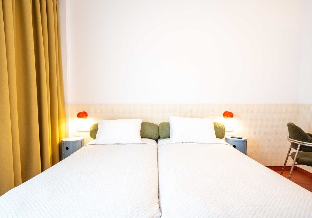 rooms-queen-double-pool-view