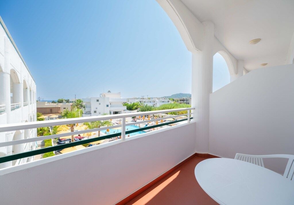 rooms-queen-double-pool-view