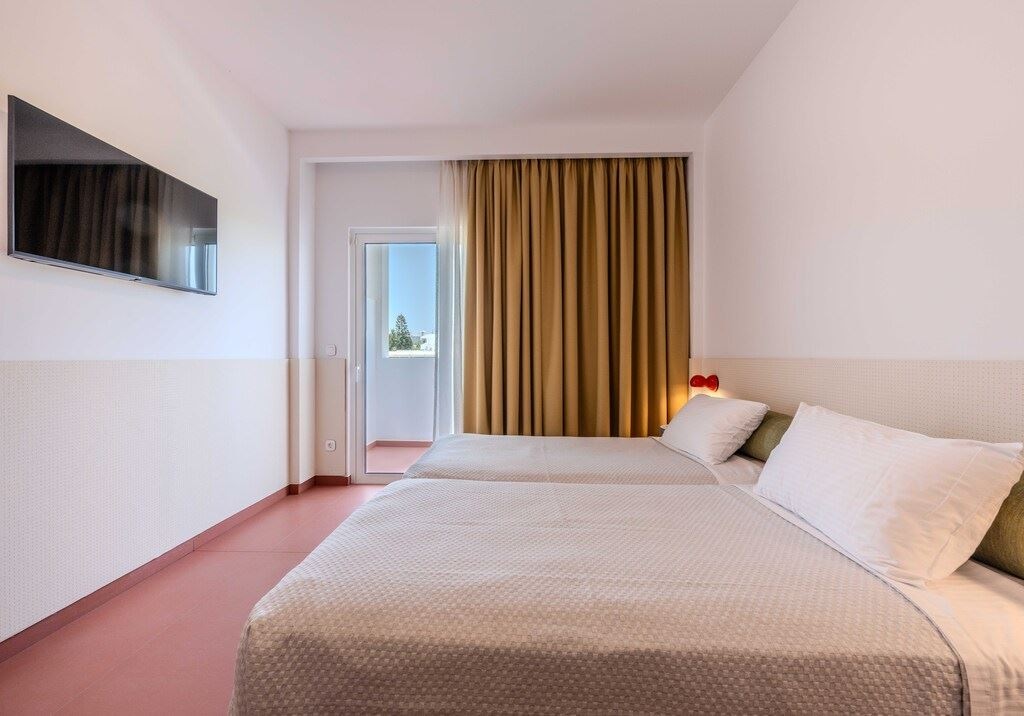 rooms-queen-double-pool-view