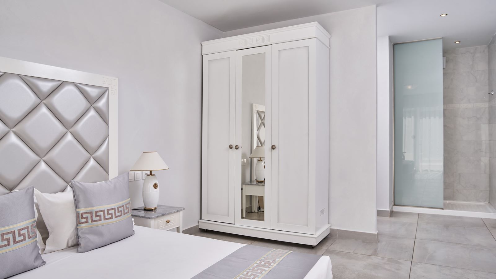 rooms-grand-suite-sharing-pool