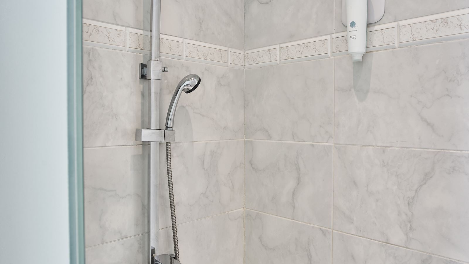 rooms-grand-suite-sharing-pool