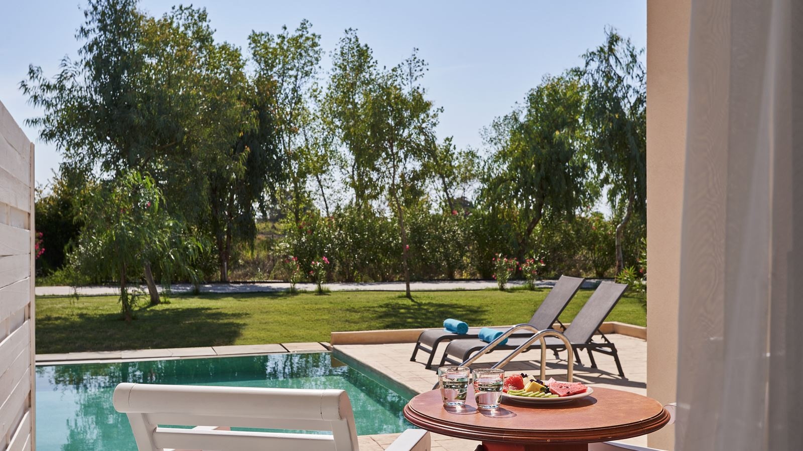 rooms-grand-suite-sharing-pool