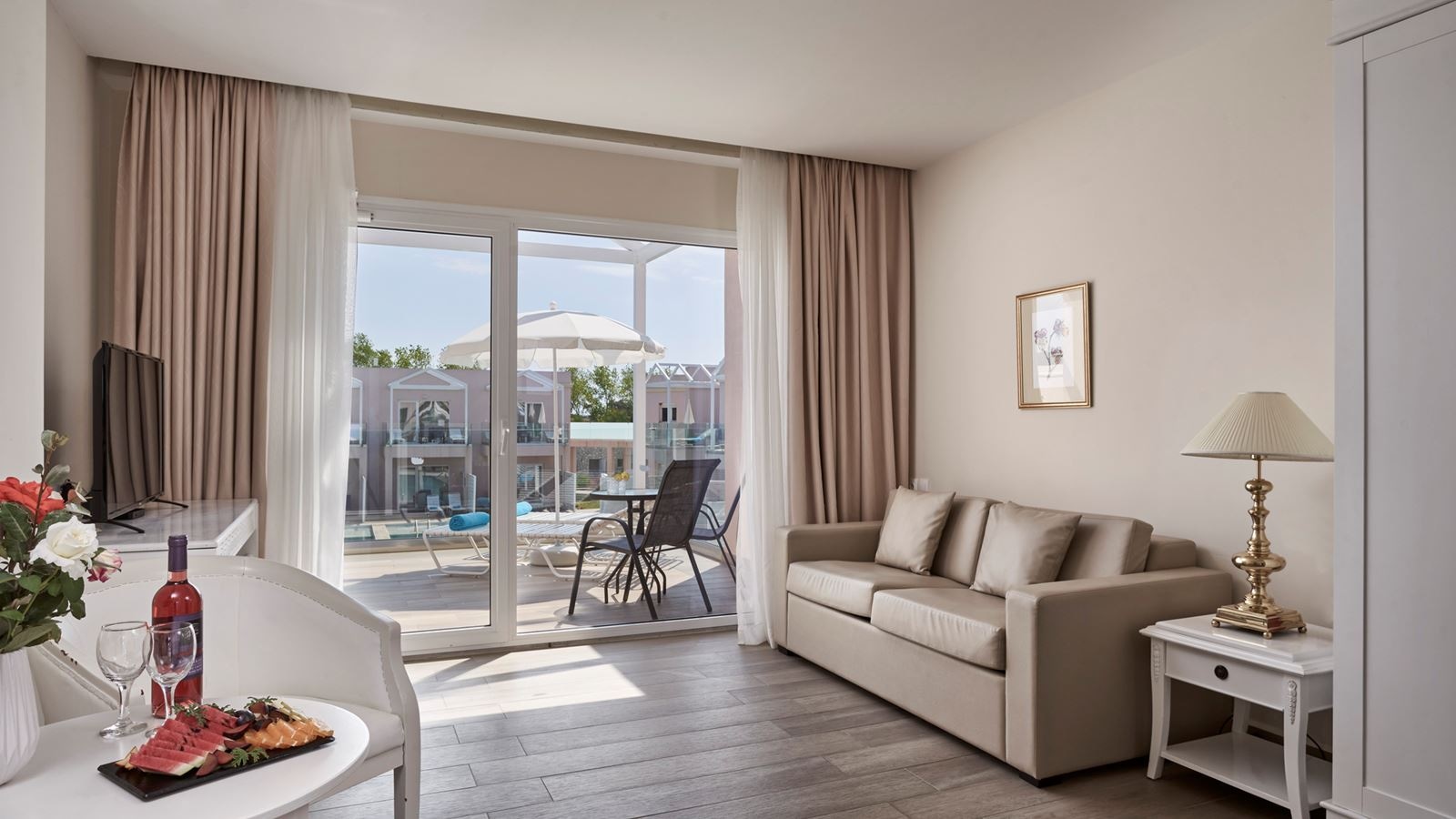 rooms-junior-suite-pool-view