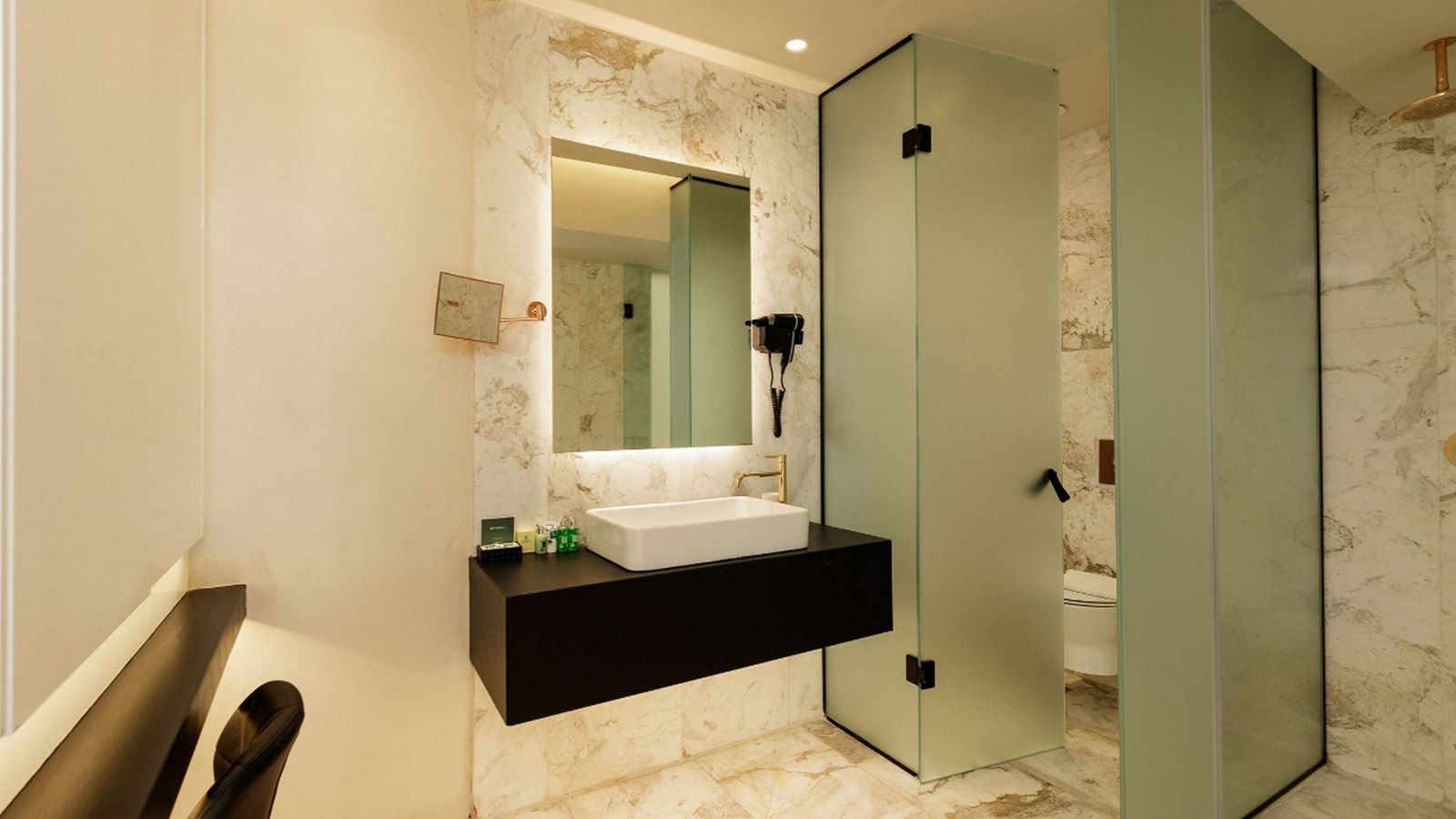 rooms-junior-suite-sideseaview-balcony-single-use