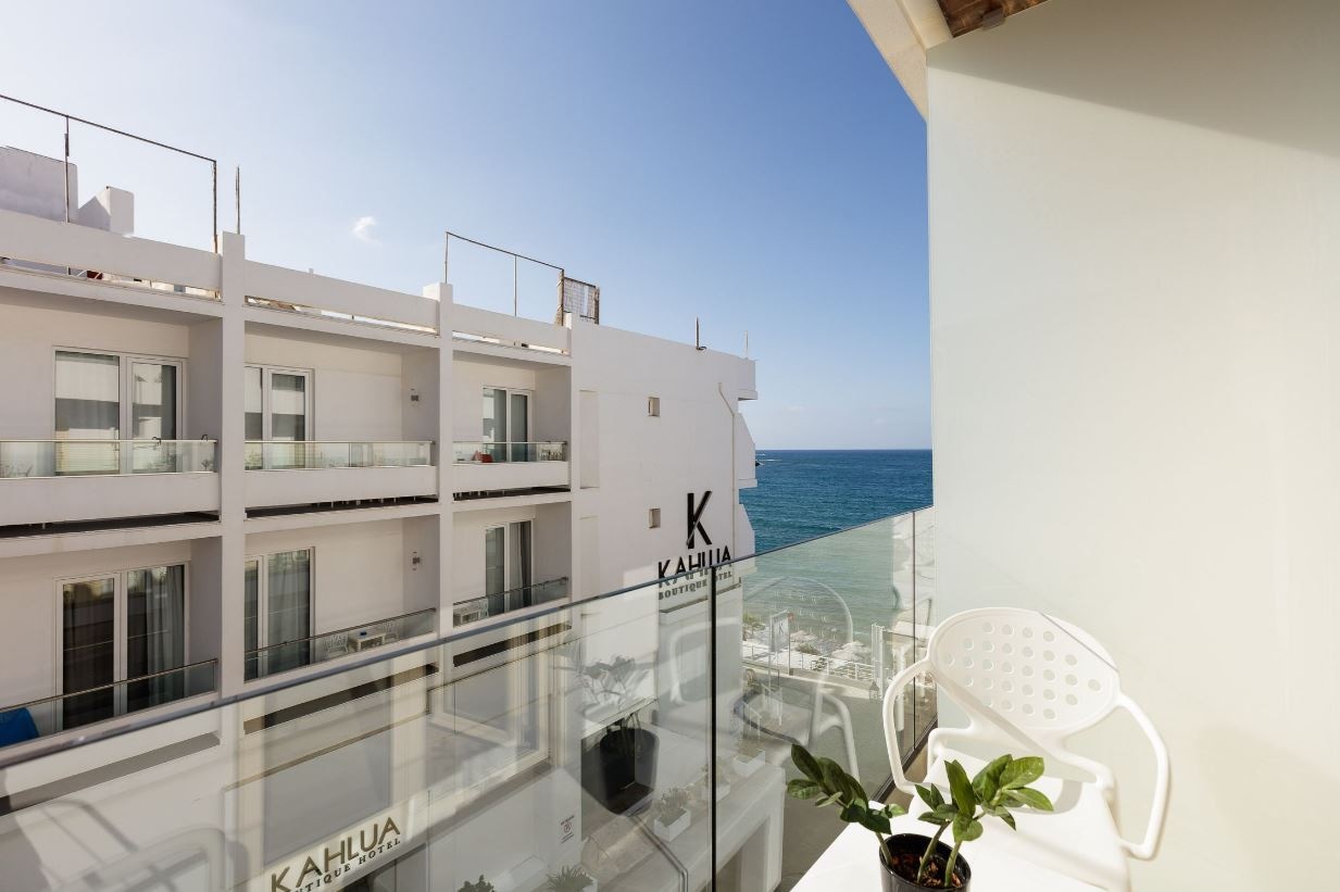 rooms-junior-suite-sideseaview-balcony-single-use