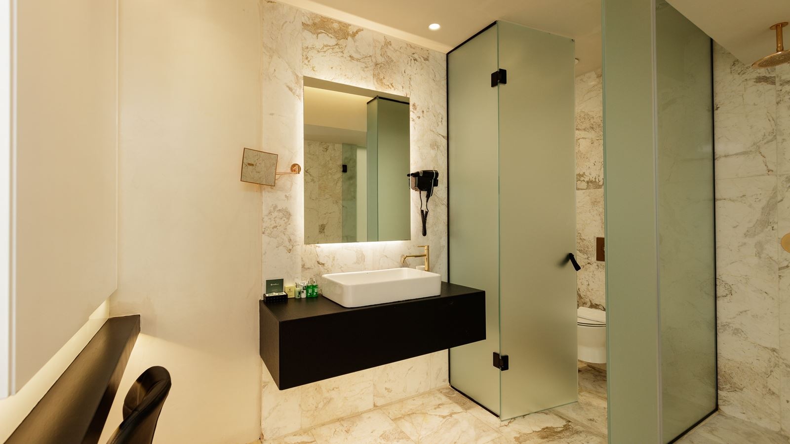 rooms-junior-suite-sideseaview-balcony