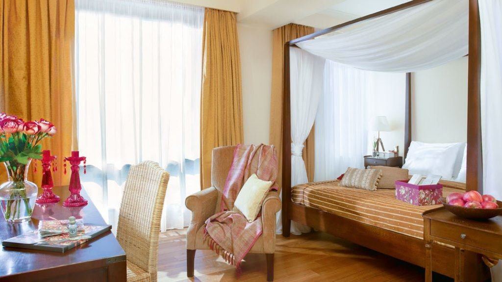 rooms-deluxe-guestroom-side-sea-view