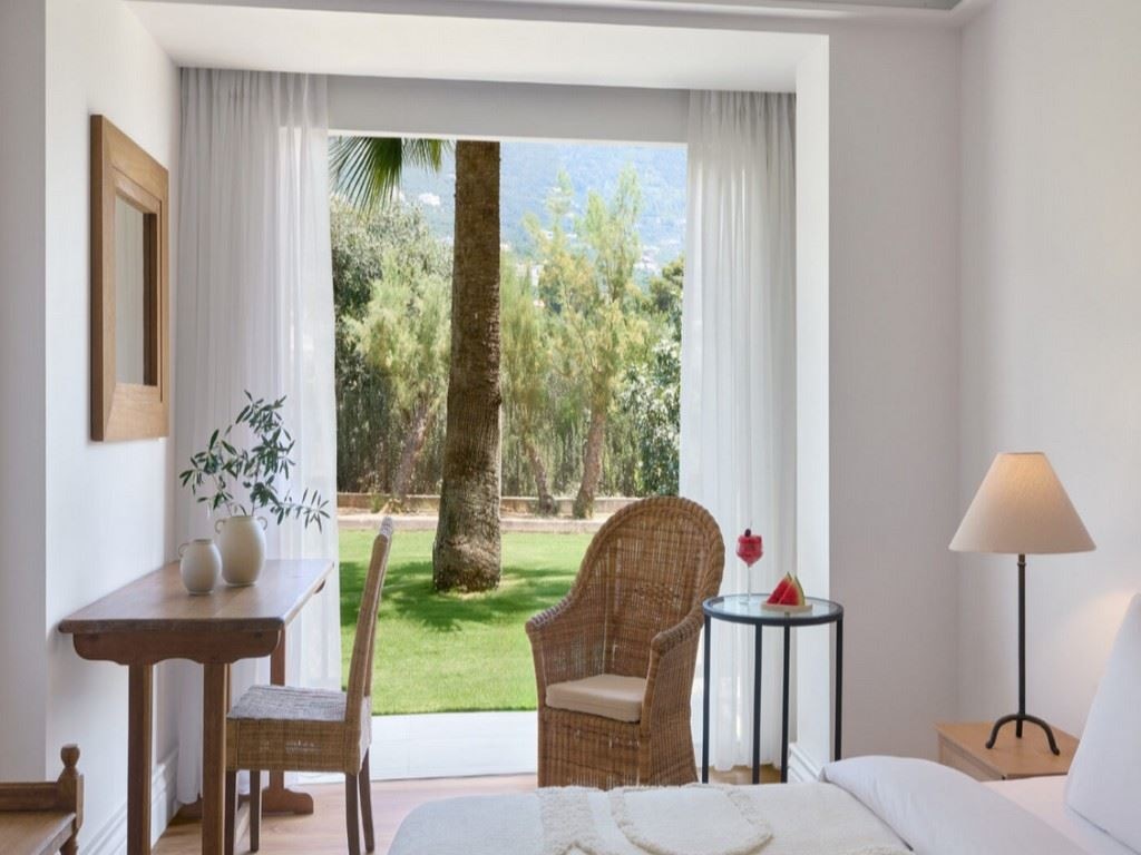 rooms-deluxe-family-suite-garden-patio
