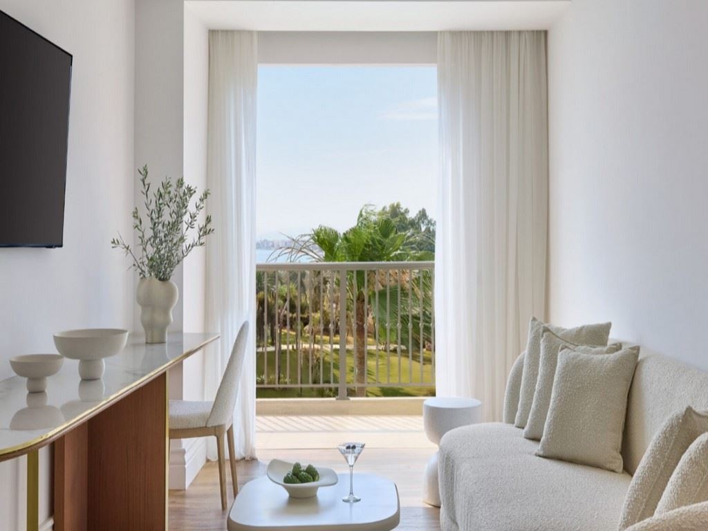 rooms-deluxe-suite-seafront