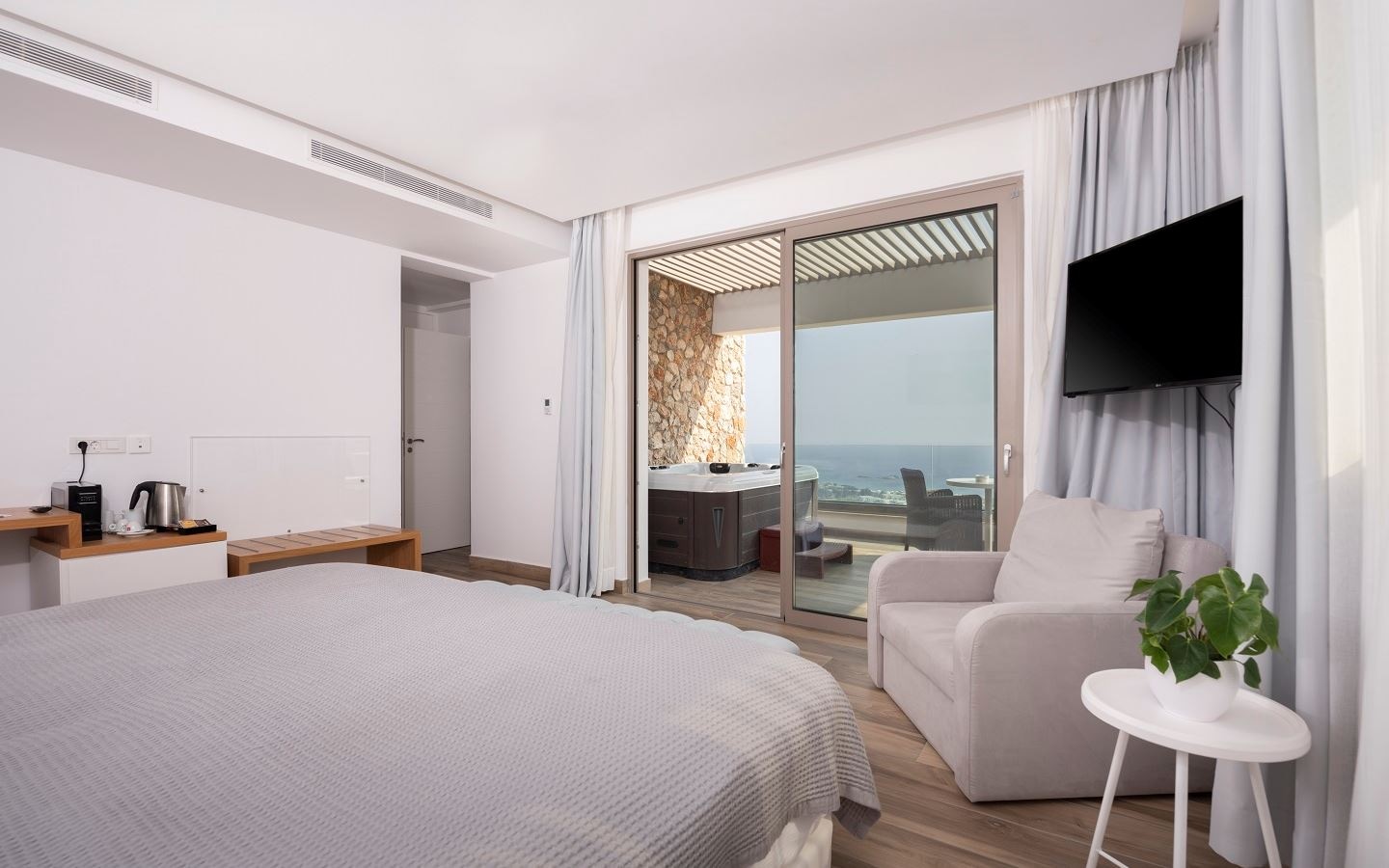 rooms-junior-jacuzzi-suite-sea-view