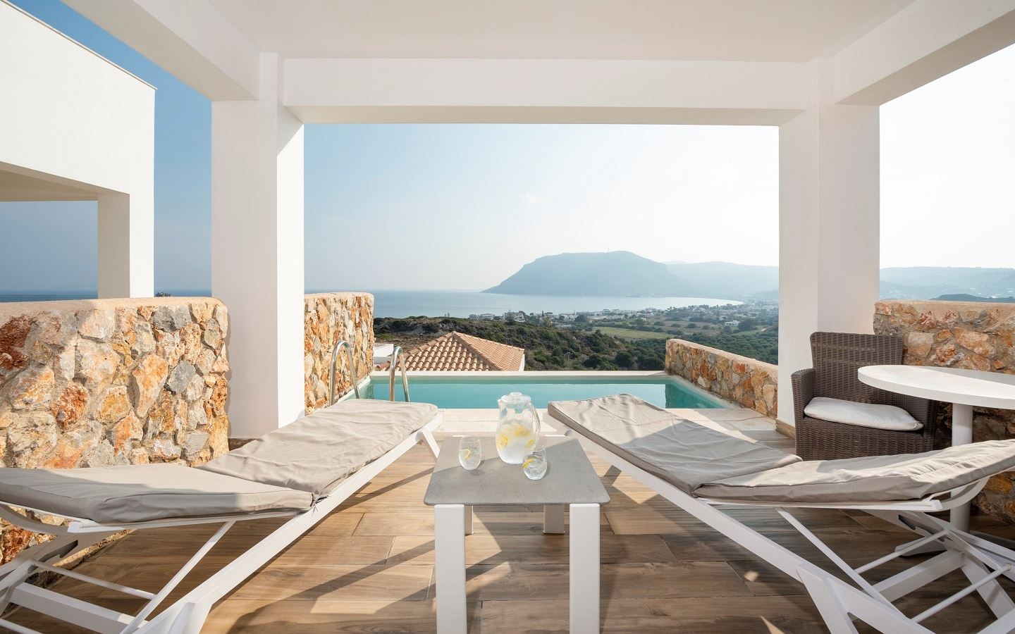 rooms-pool-experience-junior-suite-sea-view