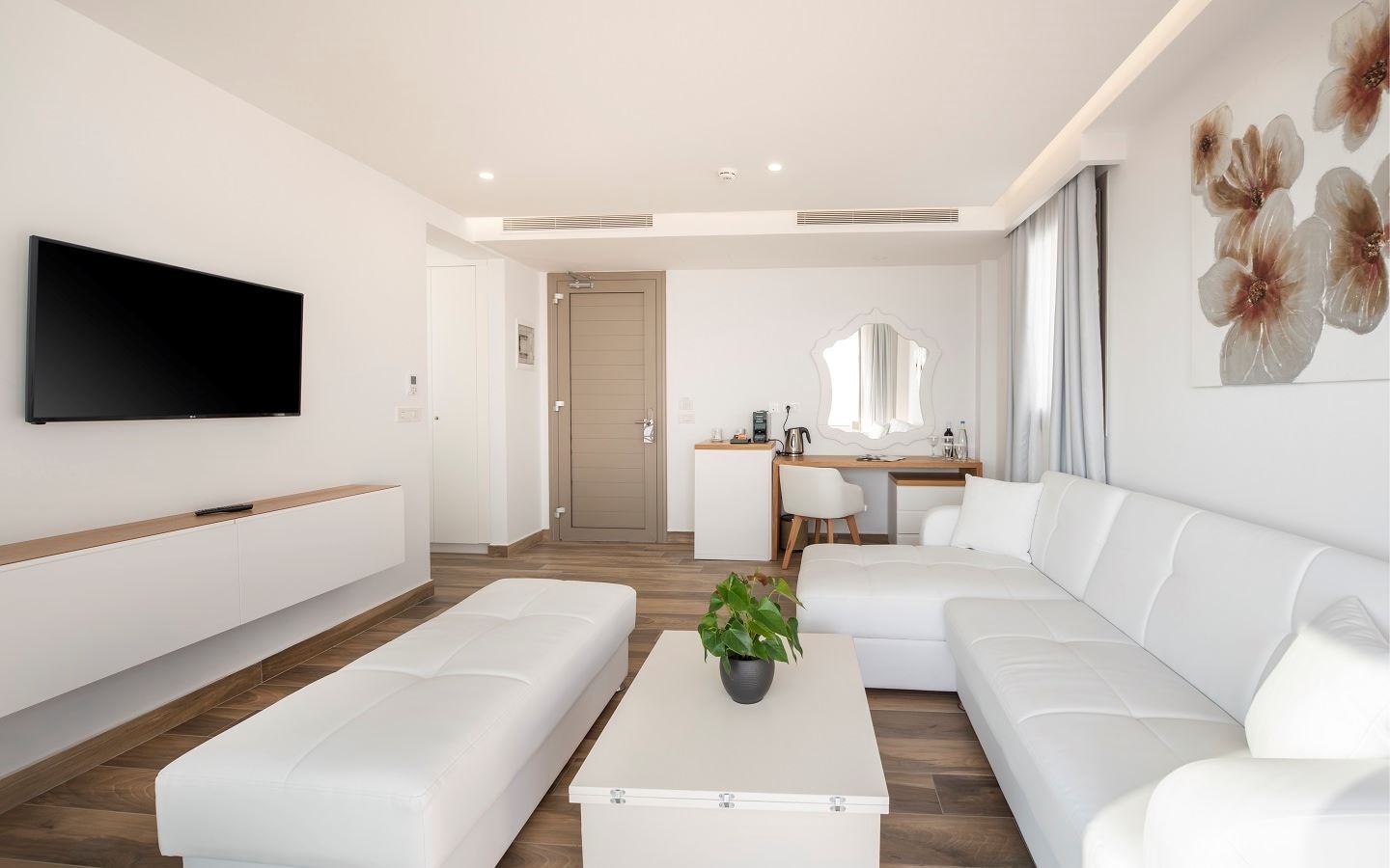 rooms-superior-suite-sea-view-private-outdoor-jacuzzi