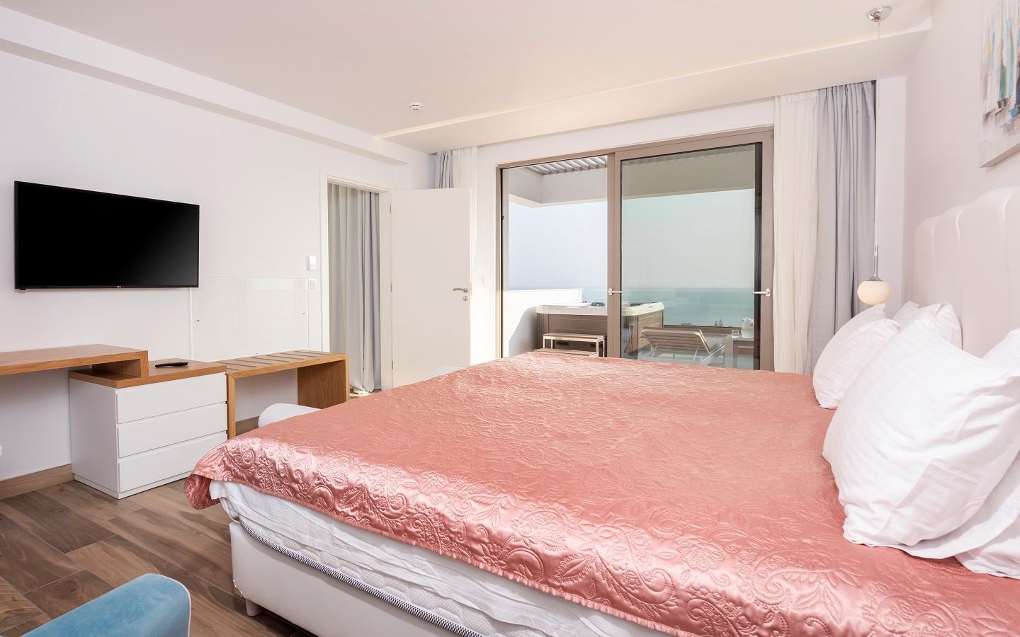 rooms-superior-suite-sea-view-private-outdoor-jacuzzi