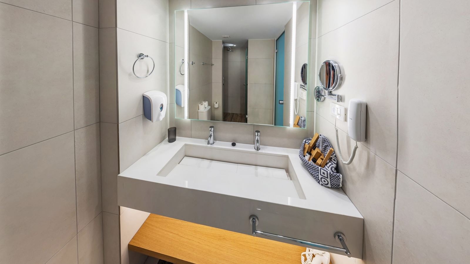 rooms-twin-room-superior-balcony-or-terrace