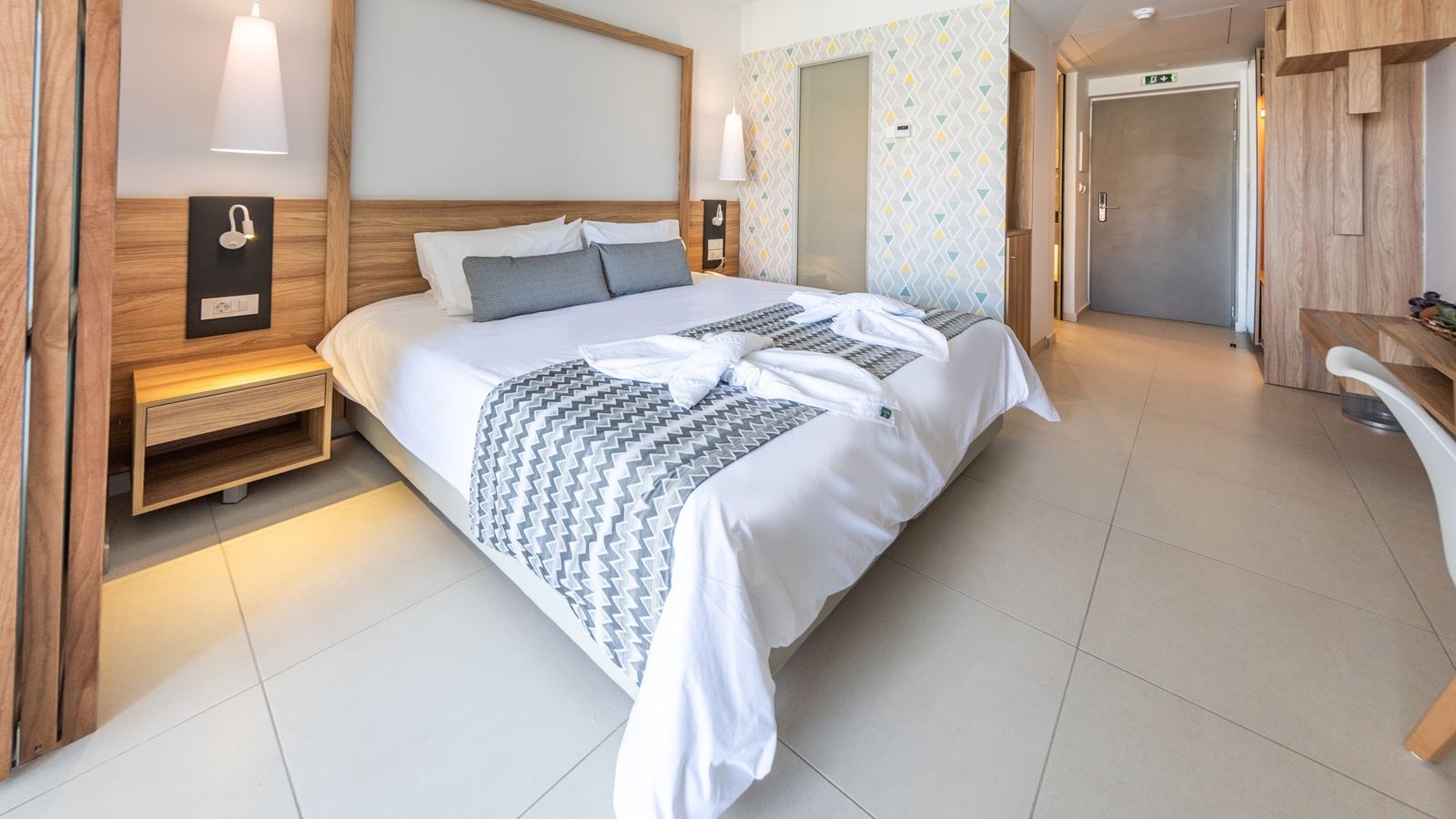 rooms-twin-room-superior-balcony-or-terrace