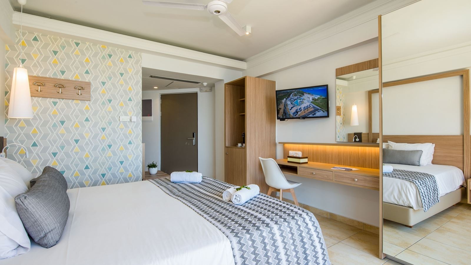 rooms-twin-room-superior-balcony-or-terrace