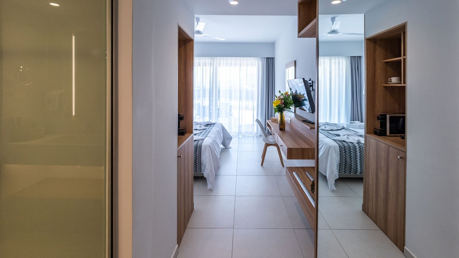 rooms-twin-room-superior-sideseaview-balcony-or-terrace