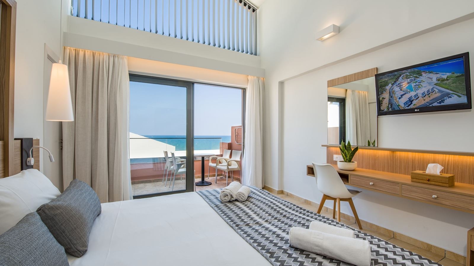 rooms-maisonette-sideseaview-for-24-persons