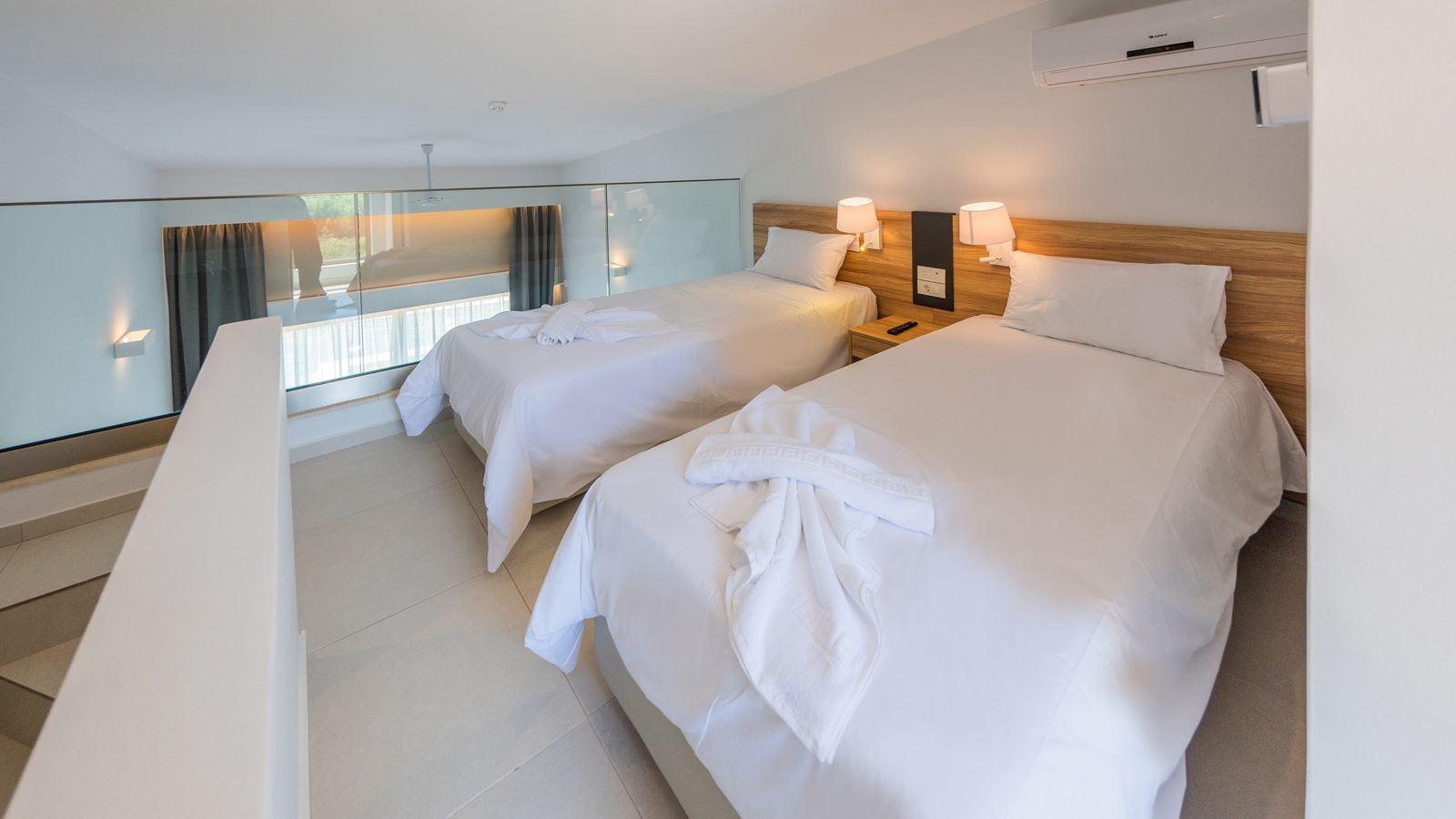 rooms-maisonette-sideseaview-for-24-persons